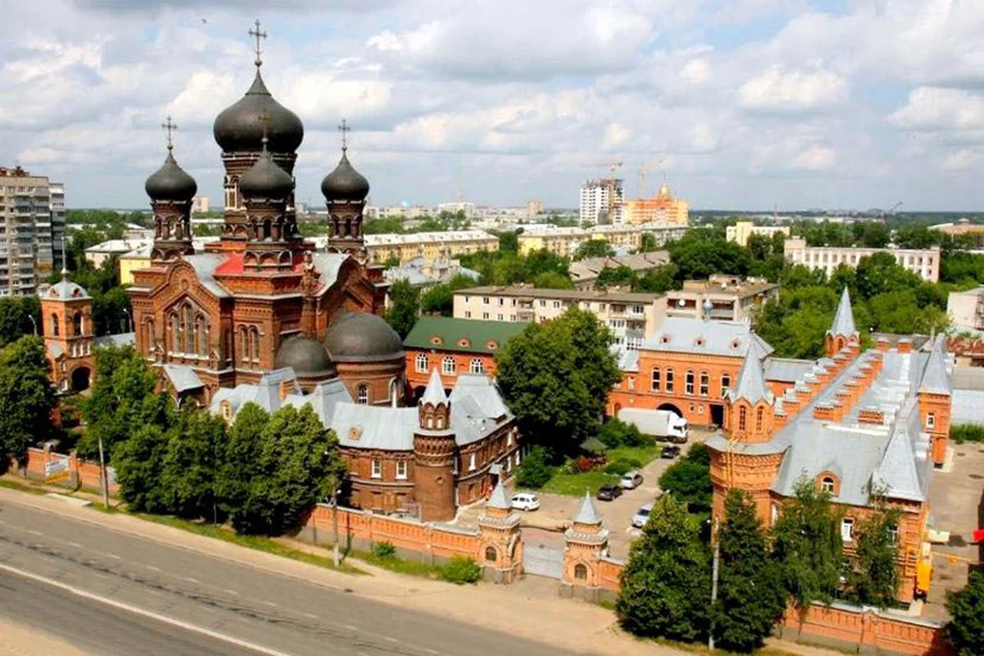 Введенский монастырь среди городской застройки Иванова