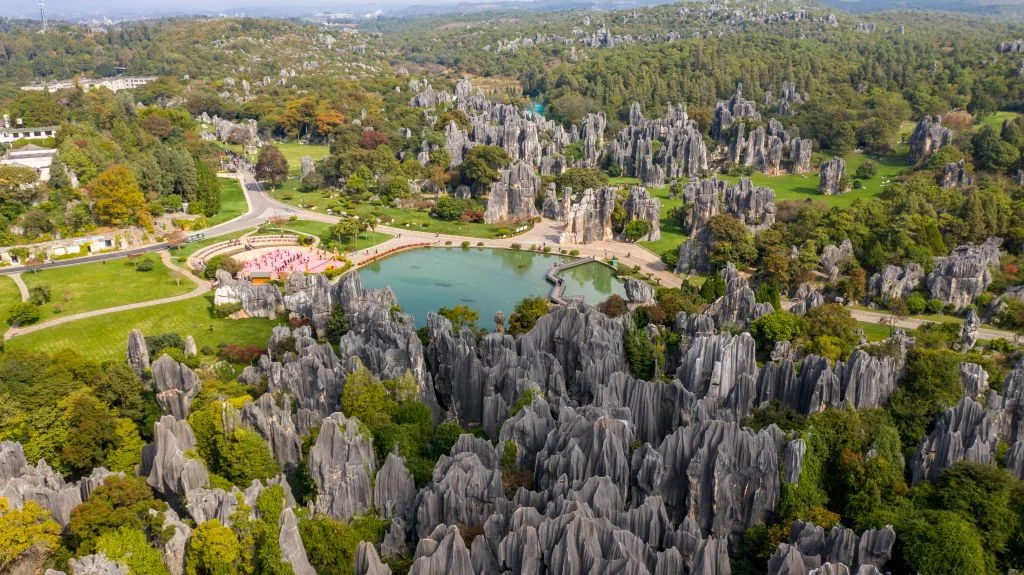 Каменный лес Шилинь из Куньмина: маршрут среди известняковых скал — фото 1