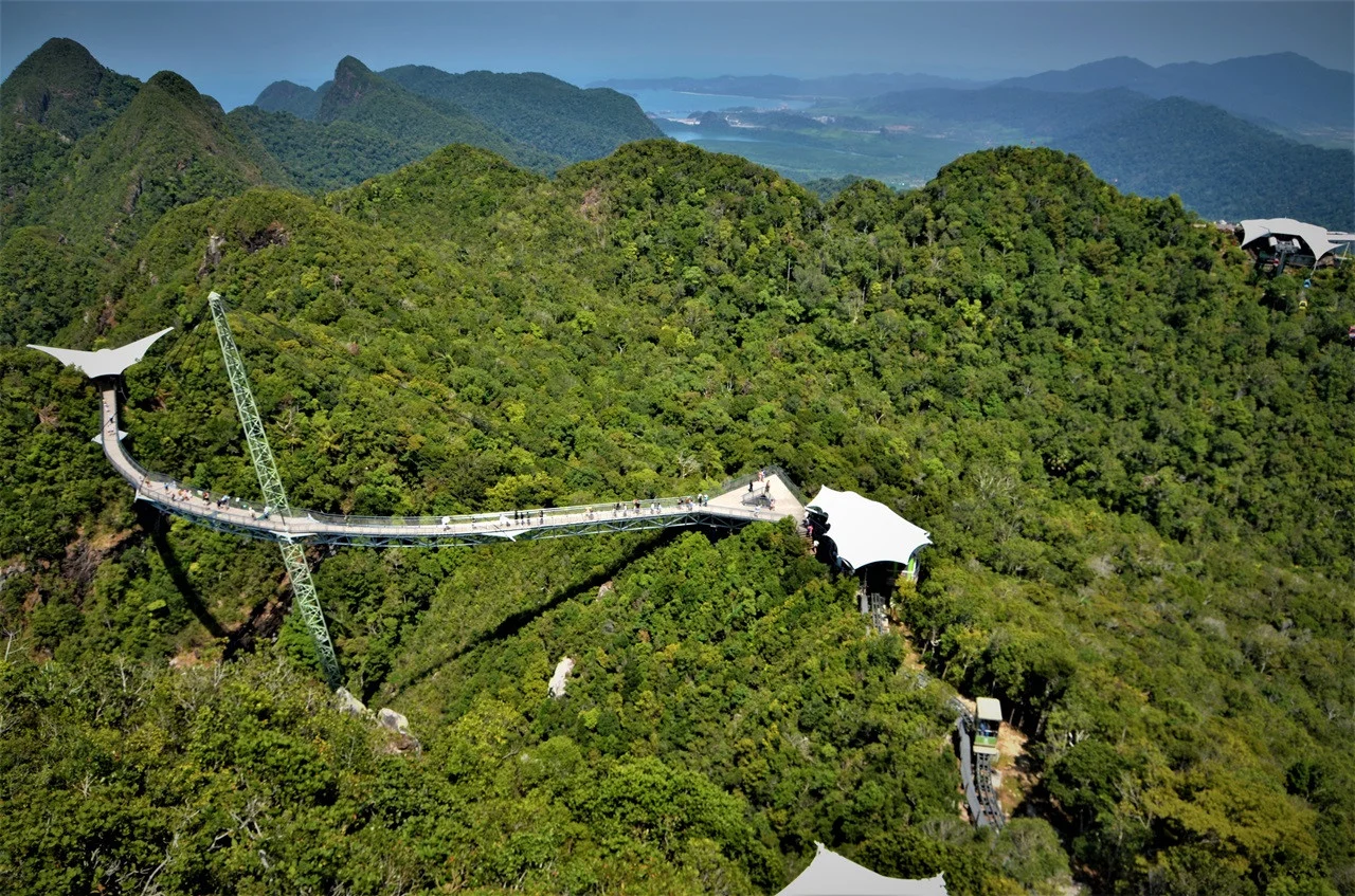 SkyBridge над лесной долиной Лангкави