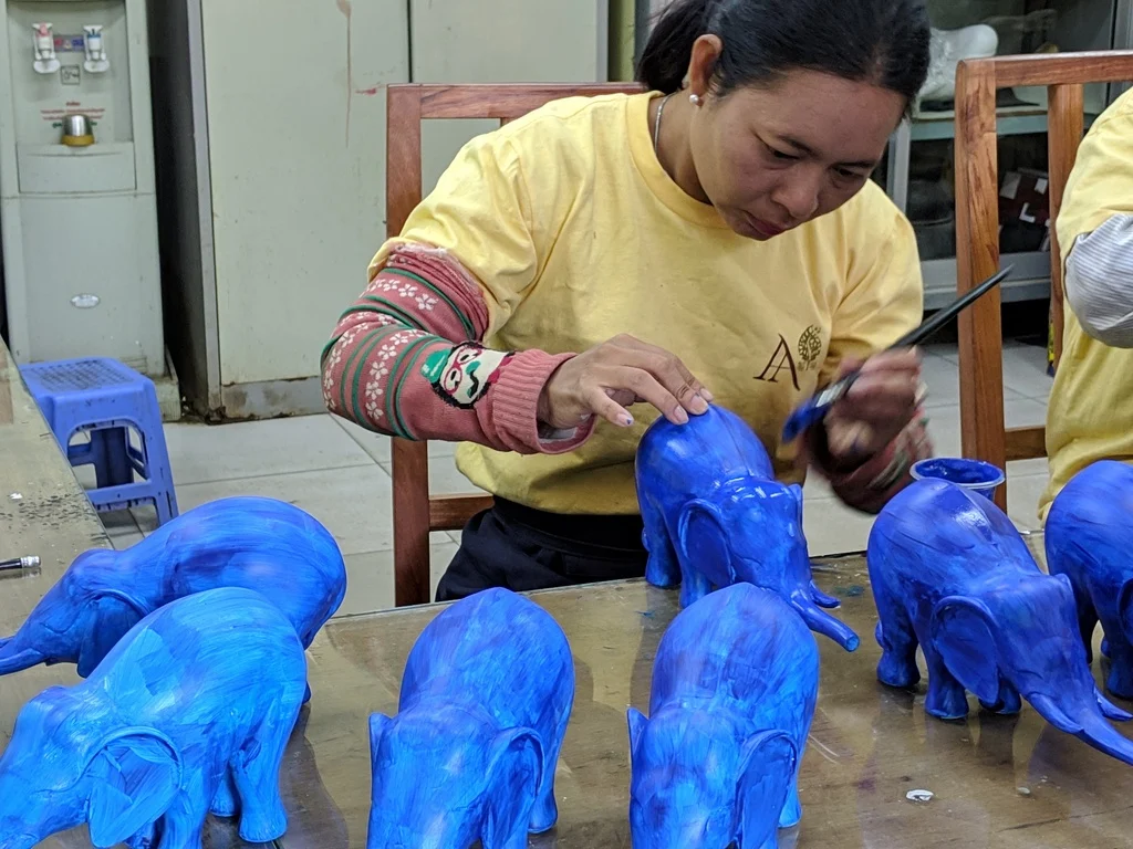 Роспись фигурок в Artisans Angkor