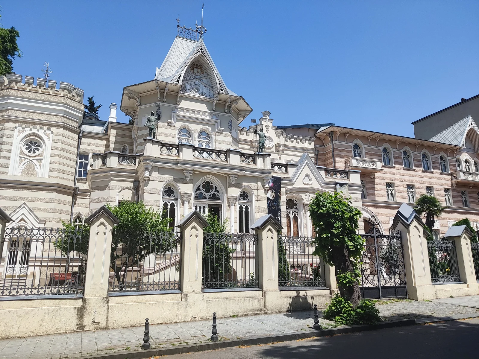 Дворец искусств в Тбилиси: театр, костюмы и старый особняк — фото 1