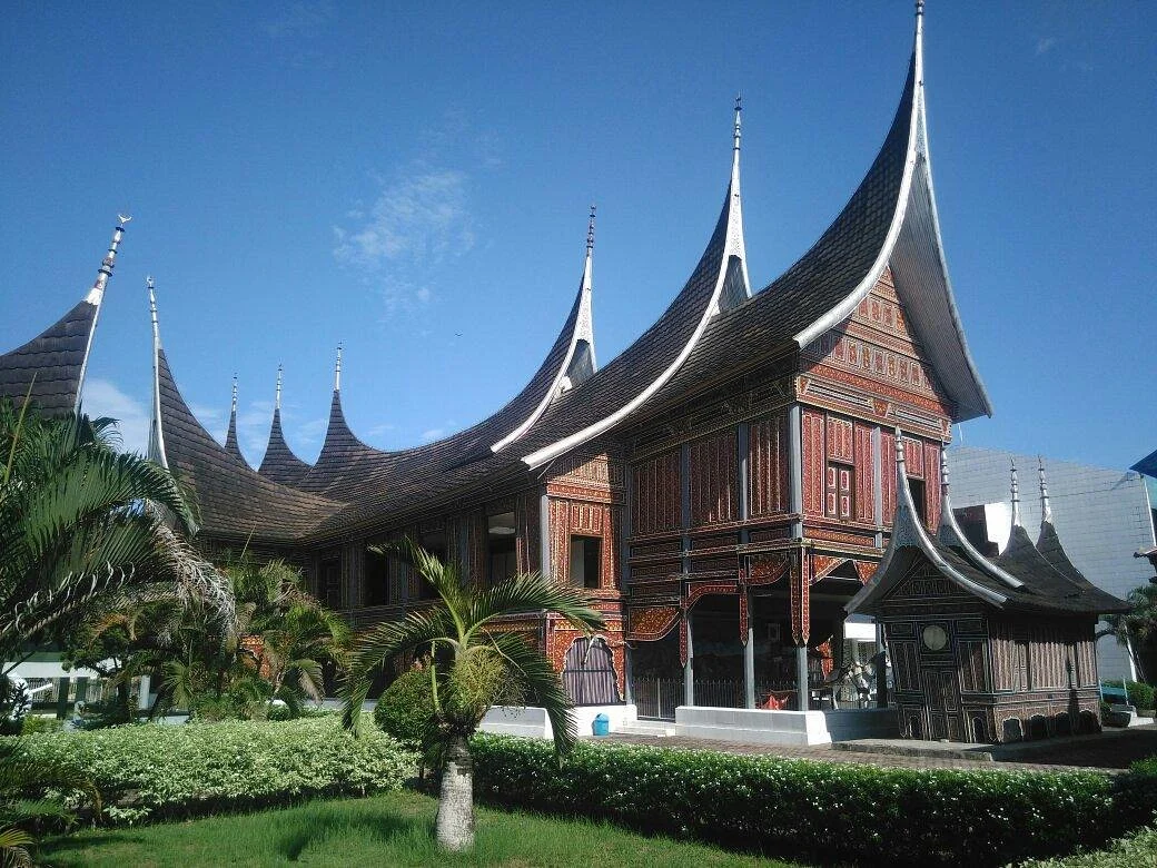 Музей Адитьяварман: здание в традиции rumah gadang
