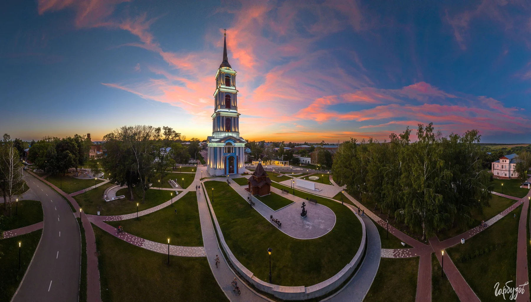Никольская колокольня в Венёве на закате