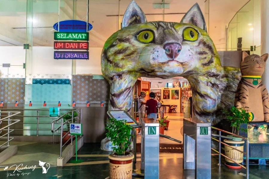 Вход в музей кошек
