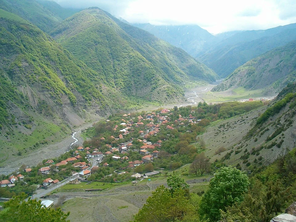 Гах и Илису: каменные улицы и день у подножия Кавказа — фото 1