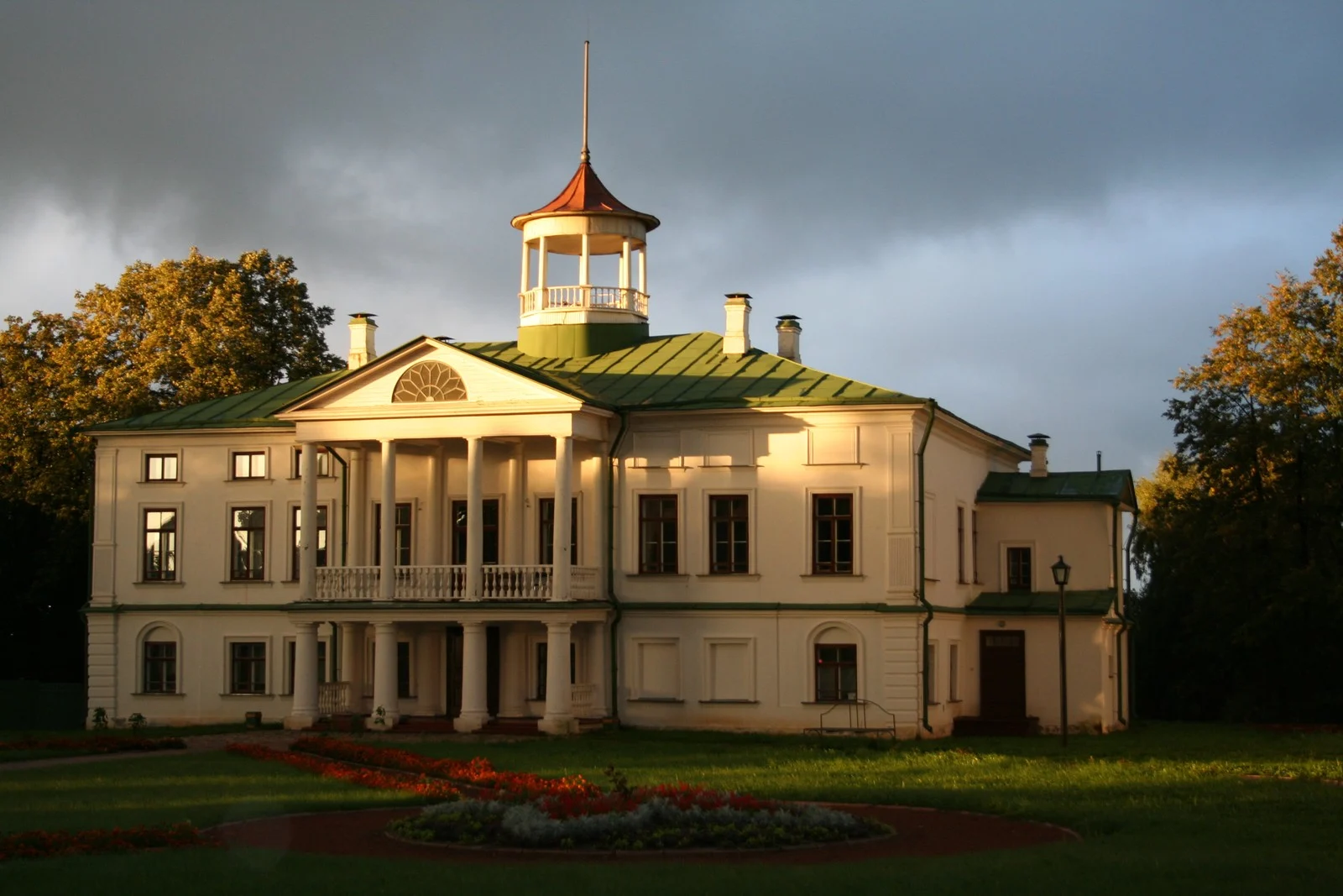 Карабиха за полдня: дом Некрасова, флигели и два парка — фото 1