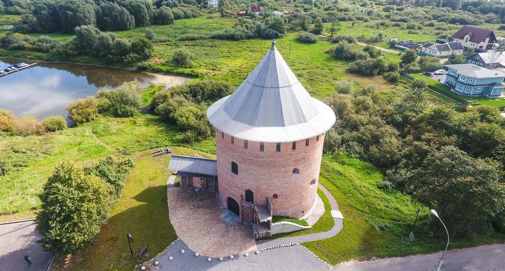 Белая башня и окружающий городской ландшафт