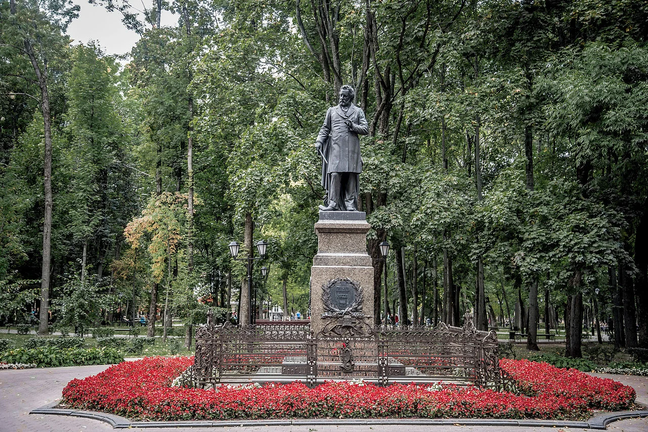Памятник Михаилу Глинке в саду Блонье