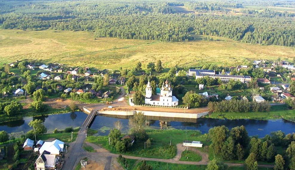 Холуй и изгиб Тезы с высоты