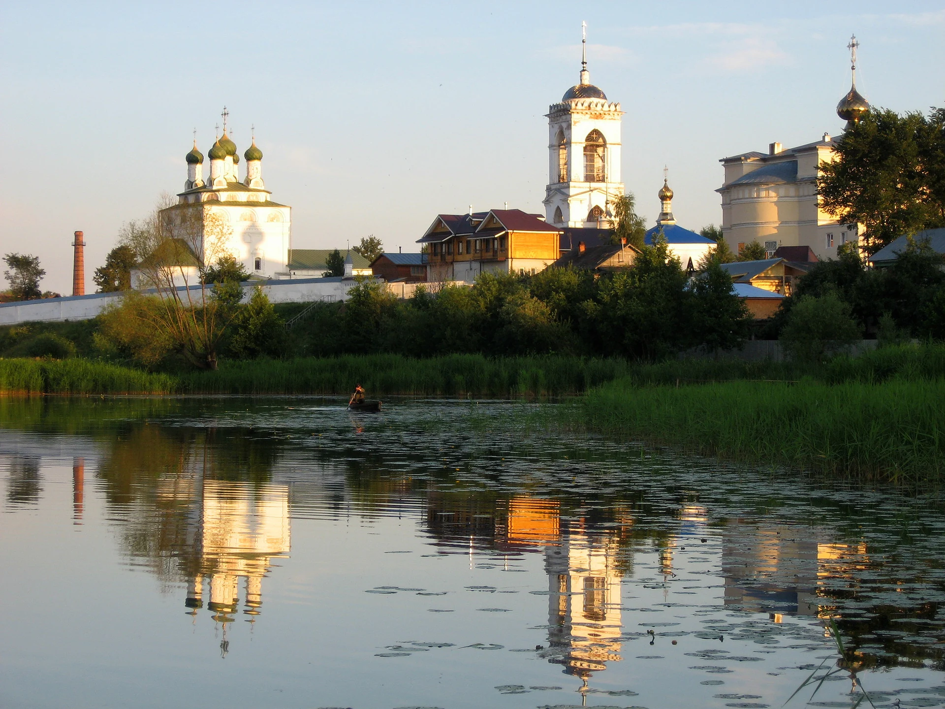 Богоявленский монастырский ансамбль у воды