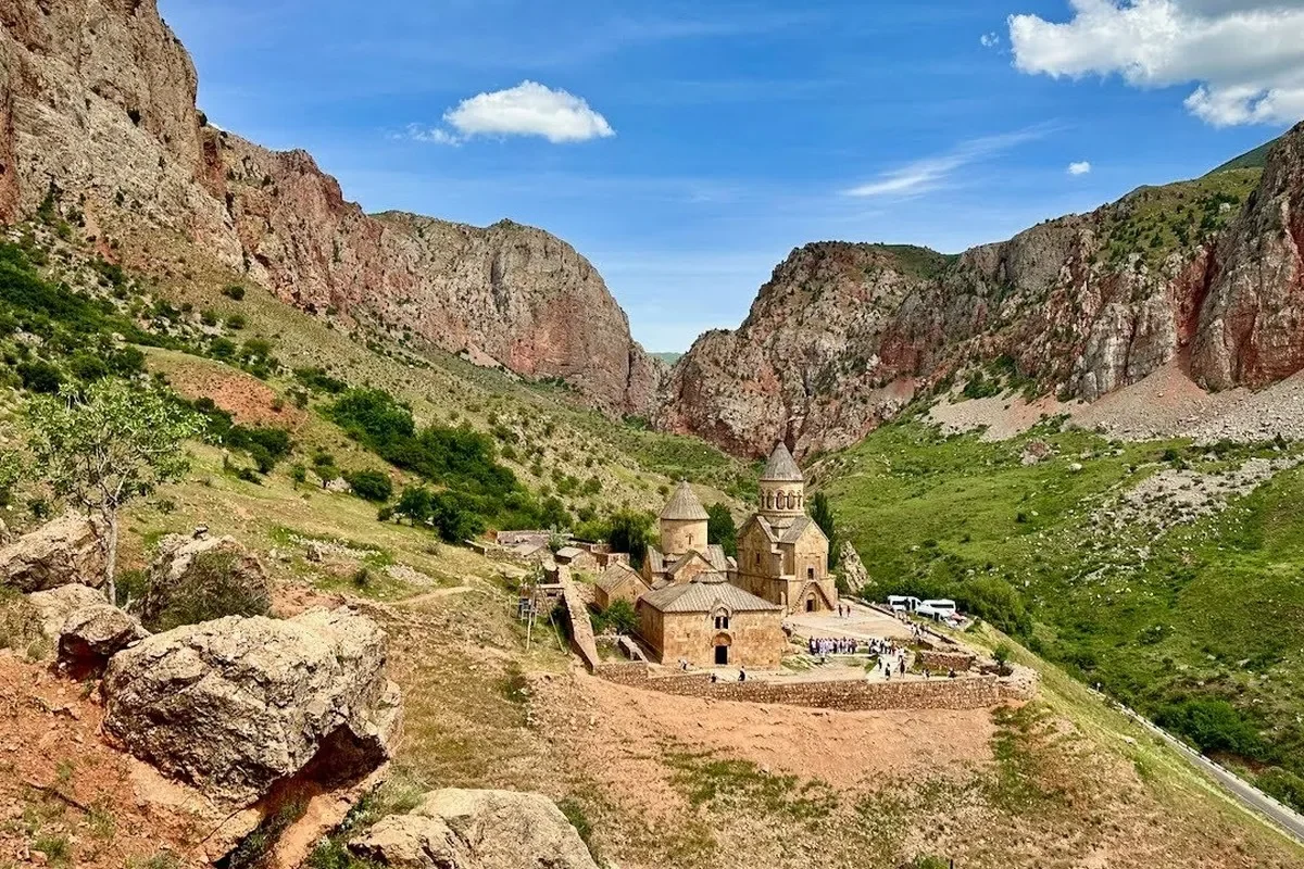 Нораванк и Арени: день в красном ущелье и древней пещере — фото 1