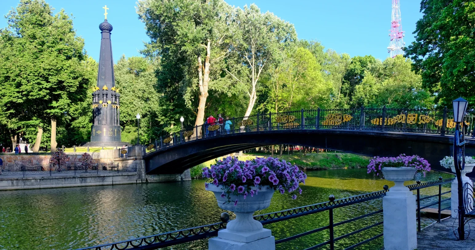 Пруд и мост в Лопатинском саду