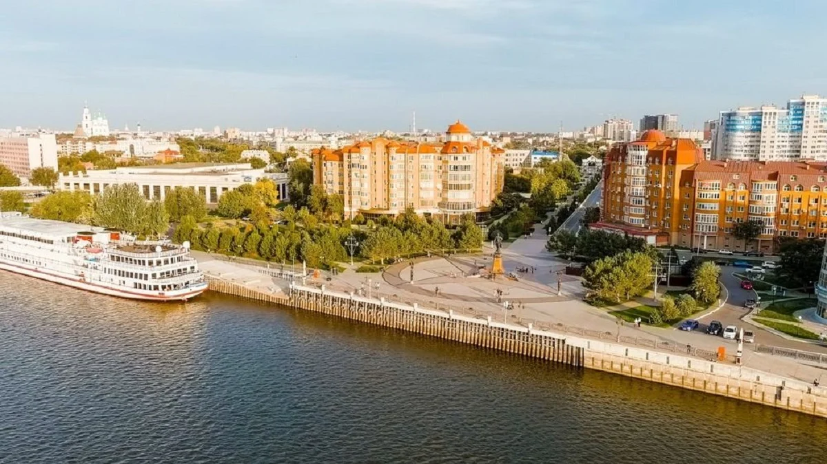 Петровская набережная и городской берег Волги