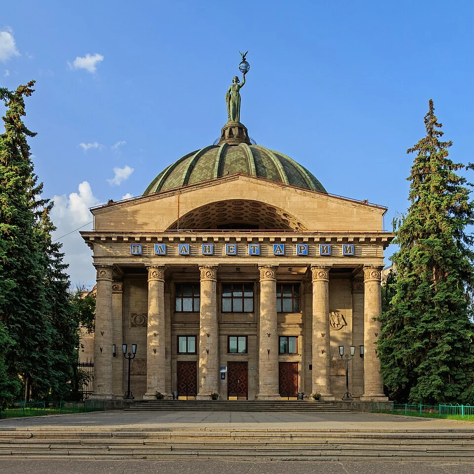 Главный фасад Волгоградского планетария