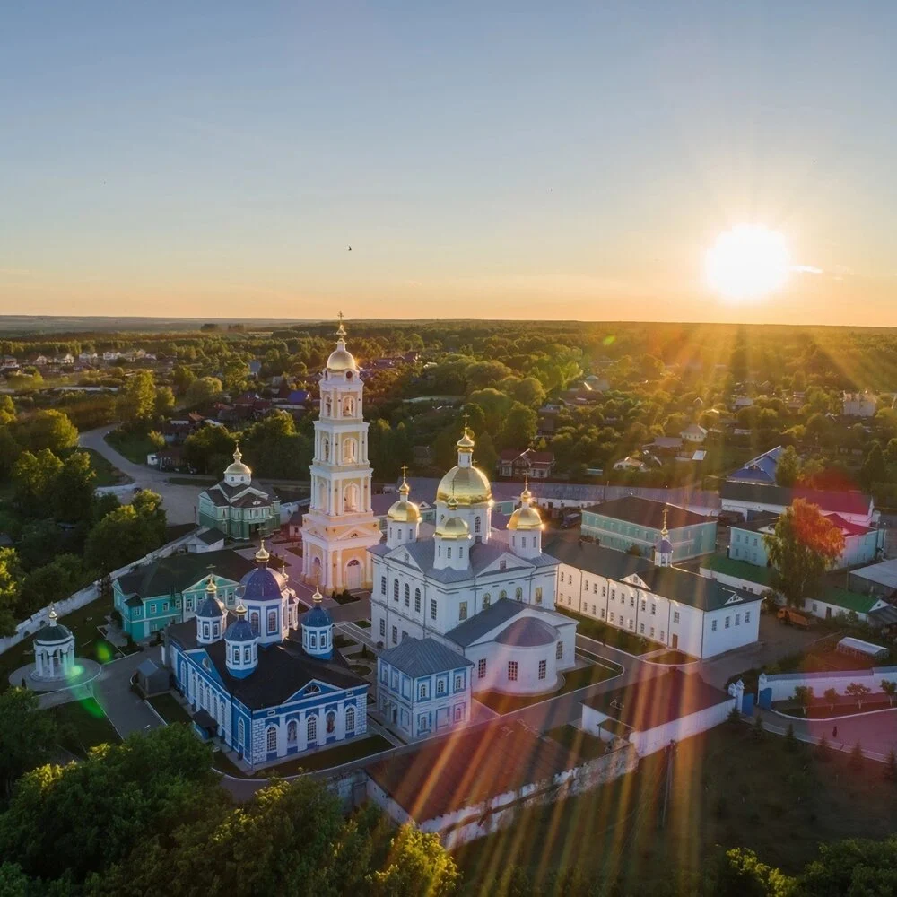Оранский монастырь в вечернем свете