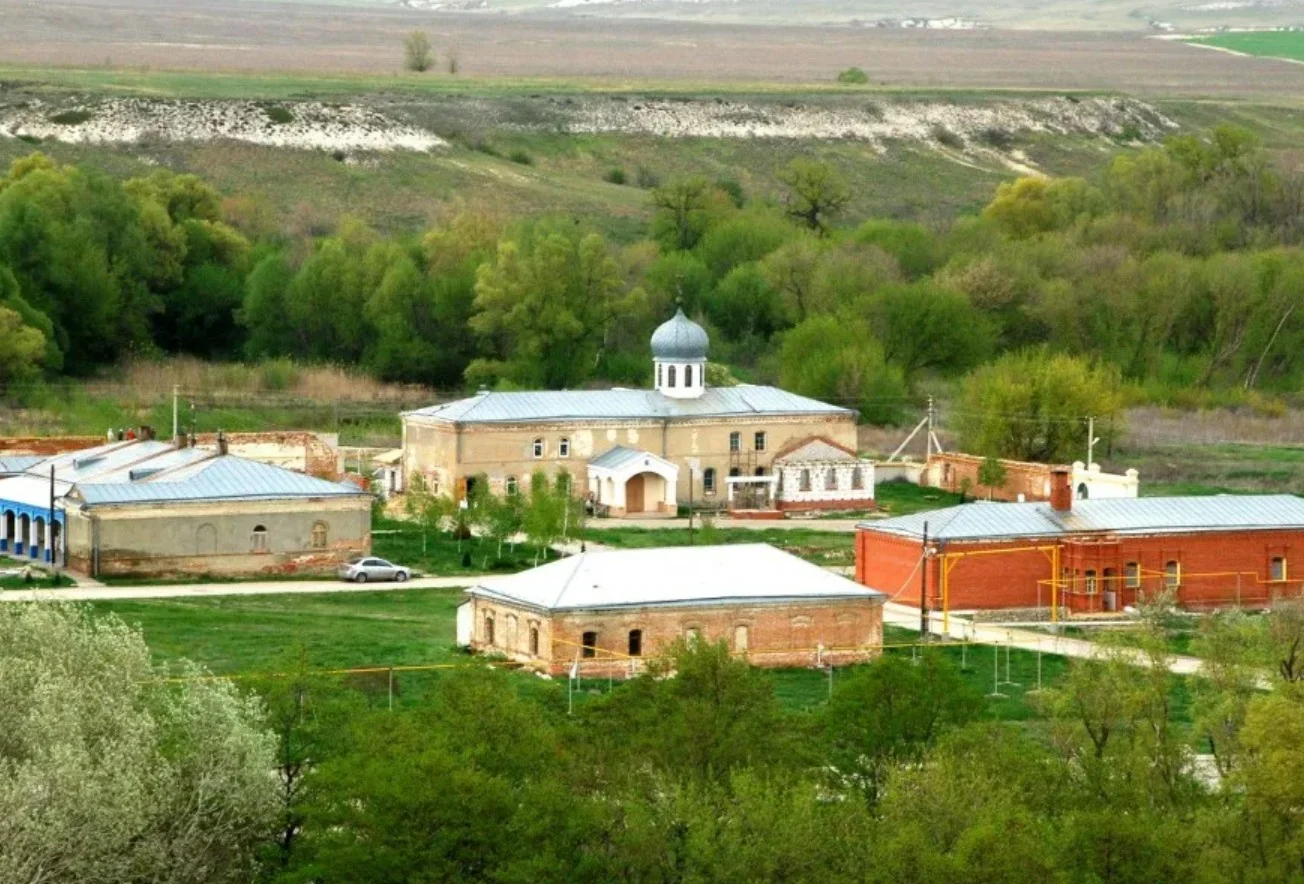 Каменно-Бродский монастырь в долине