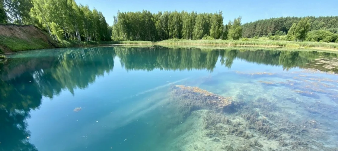 Голубая вода озера Ключик под Ворсмой