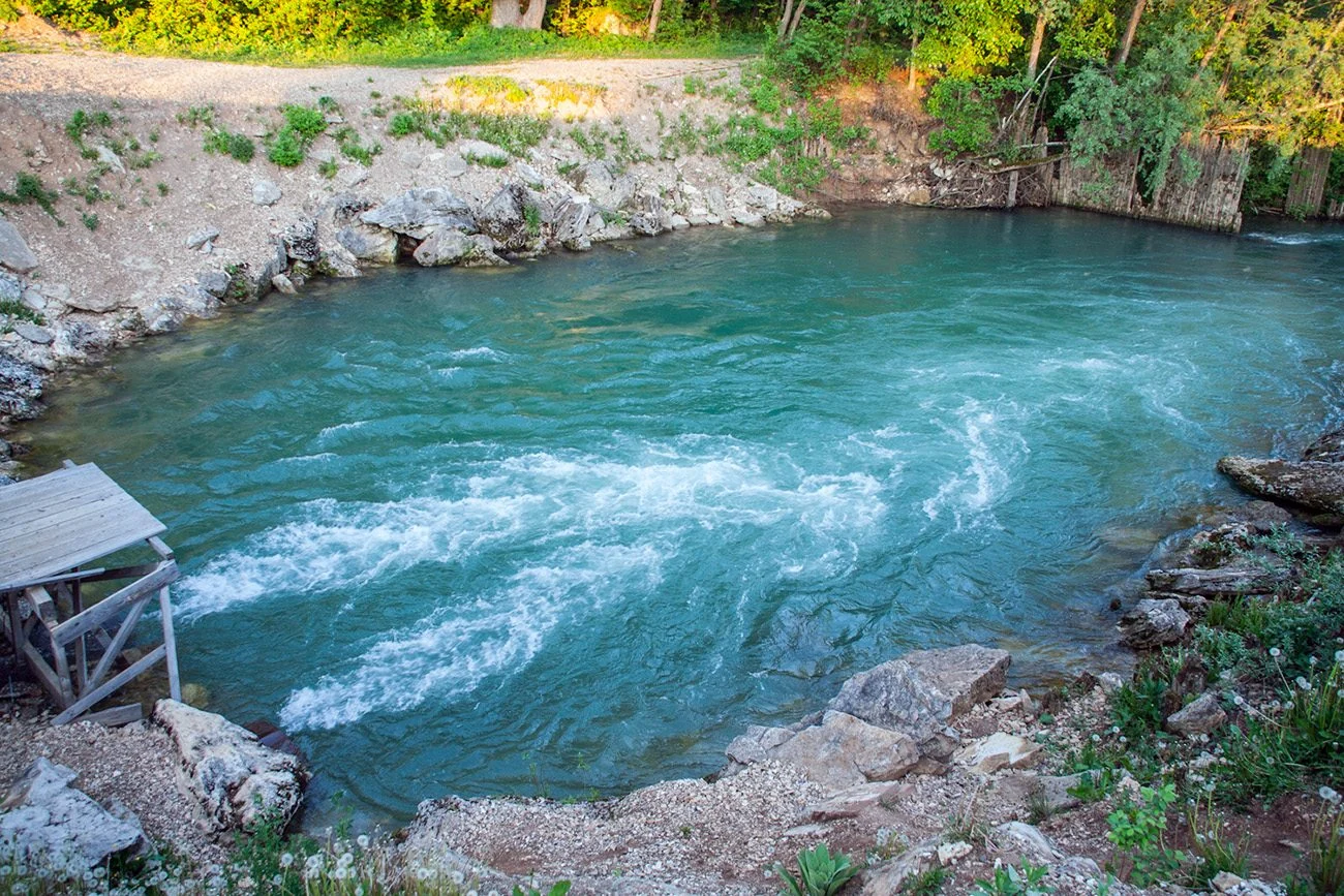 Бурлящий выход воды Красного Ключа