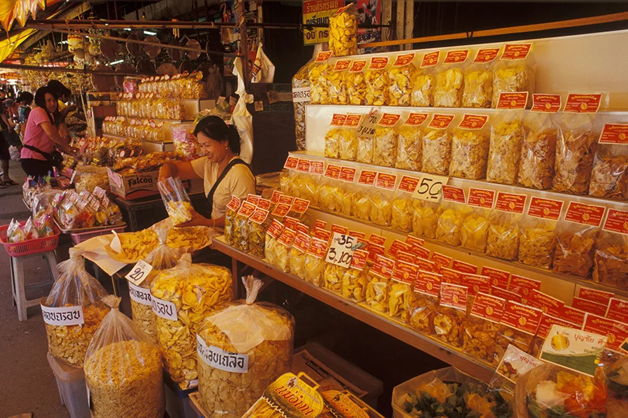 Прилавок с упакованными продуктами на рынке