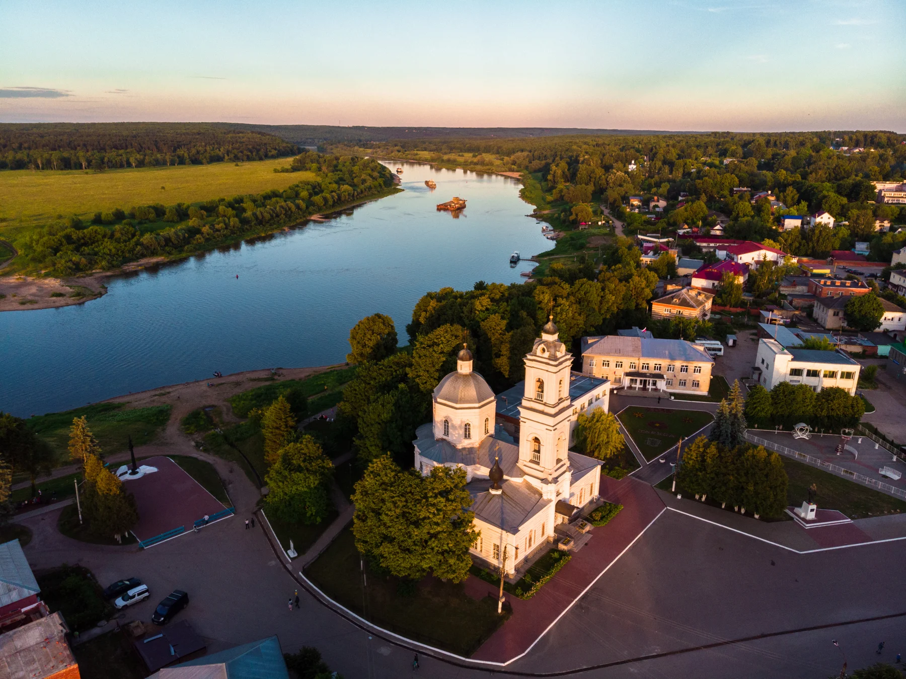 Центр Тарусы и Ока с высоты