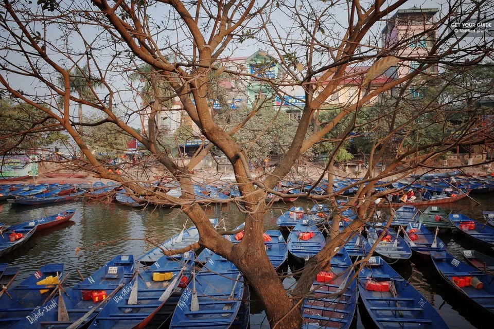 Лодки на маршруте к Ароматной пагоде