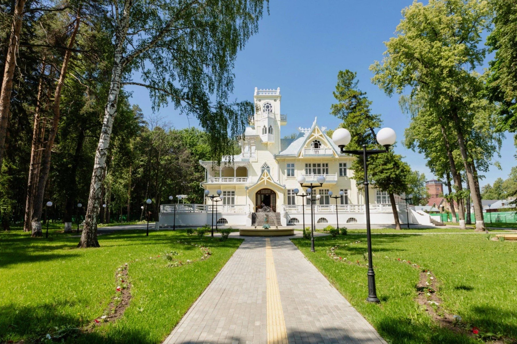 Дача Башенина среди зелёного сада