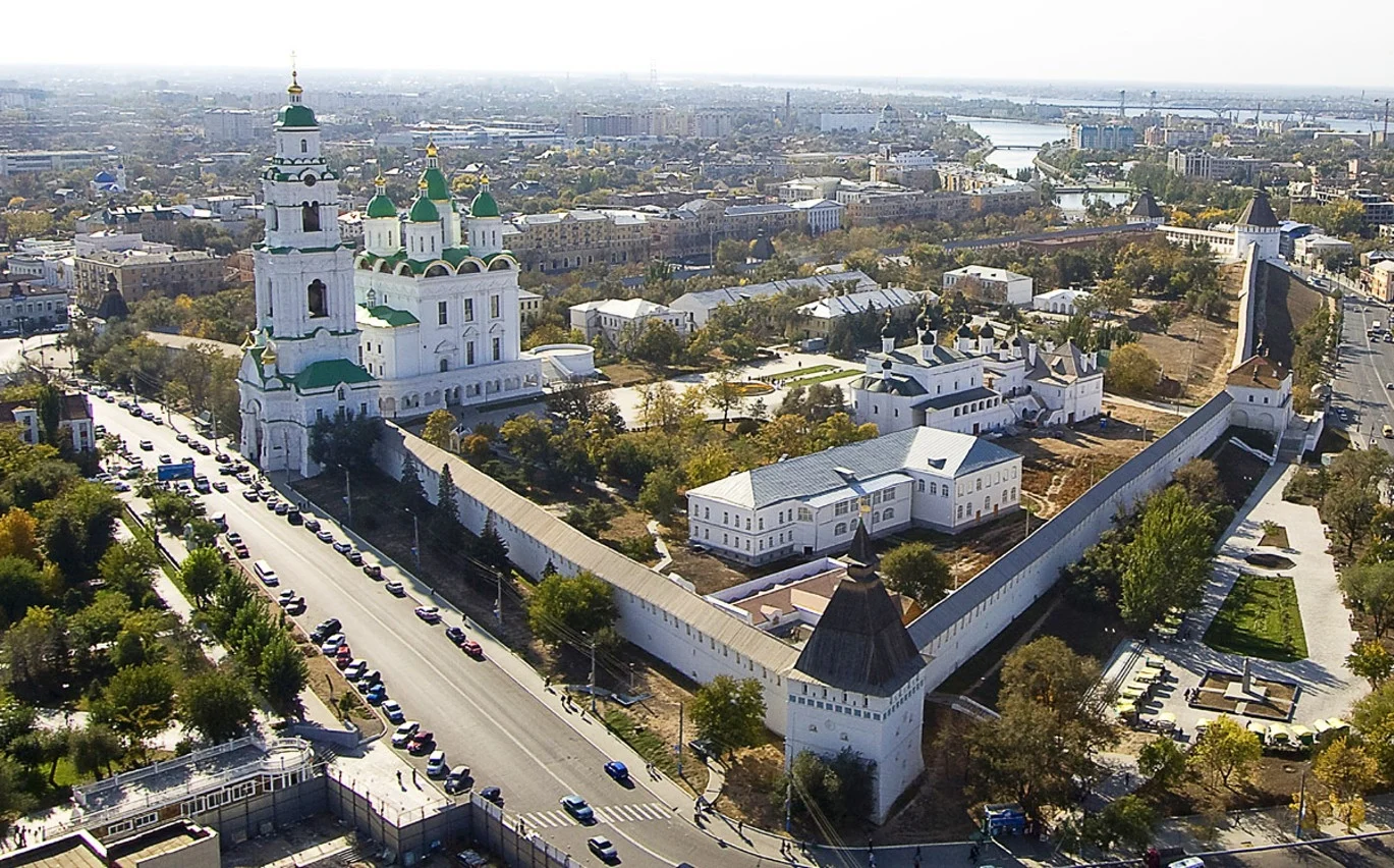 Белые стены и соборы Астраханского кремля с высоты