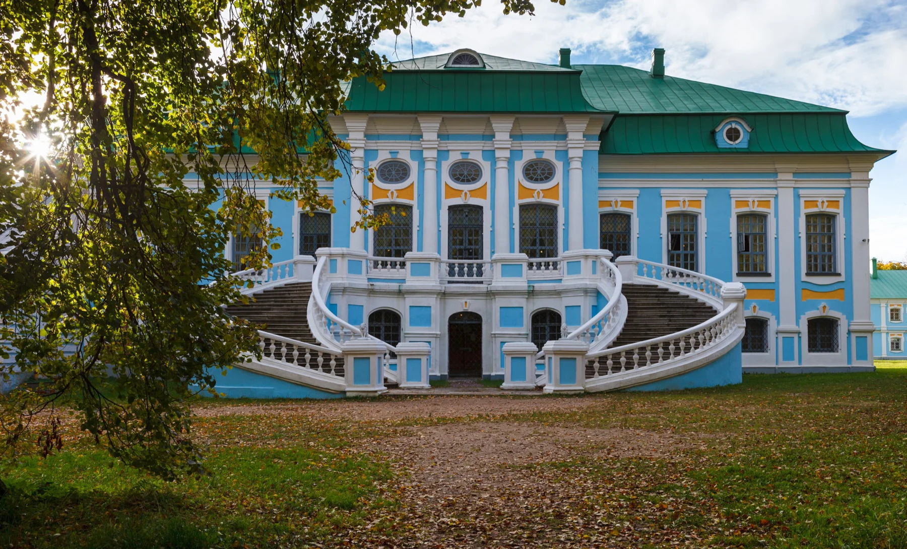 Главный дом Хмелиты осенью