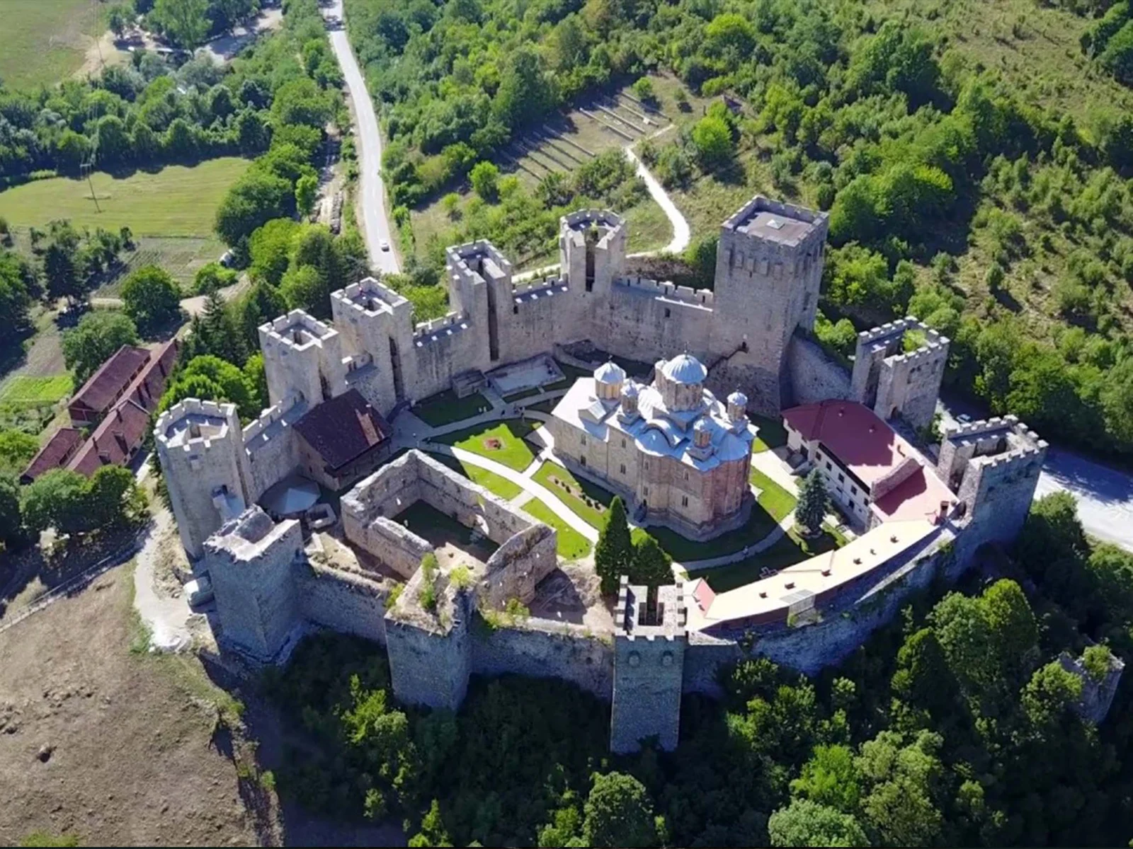 Манасия: монастырь за крепостными стенами и фрески Моравской школы — фото 1