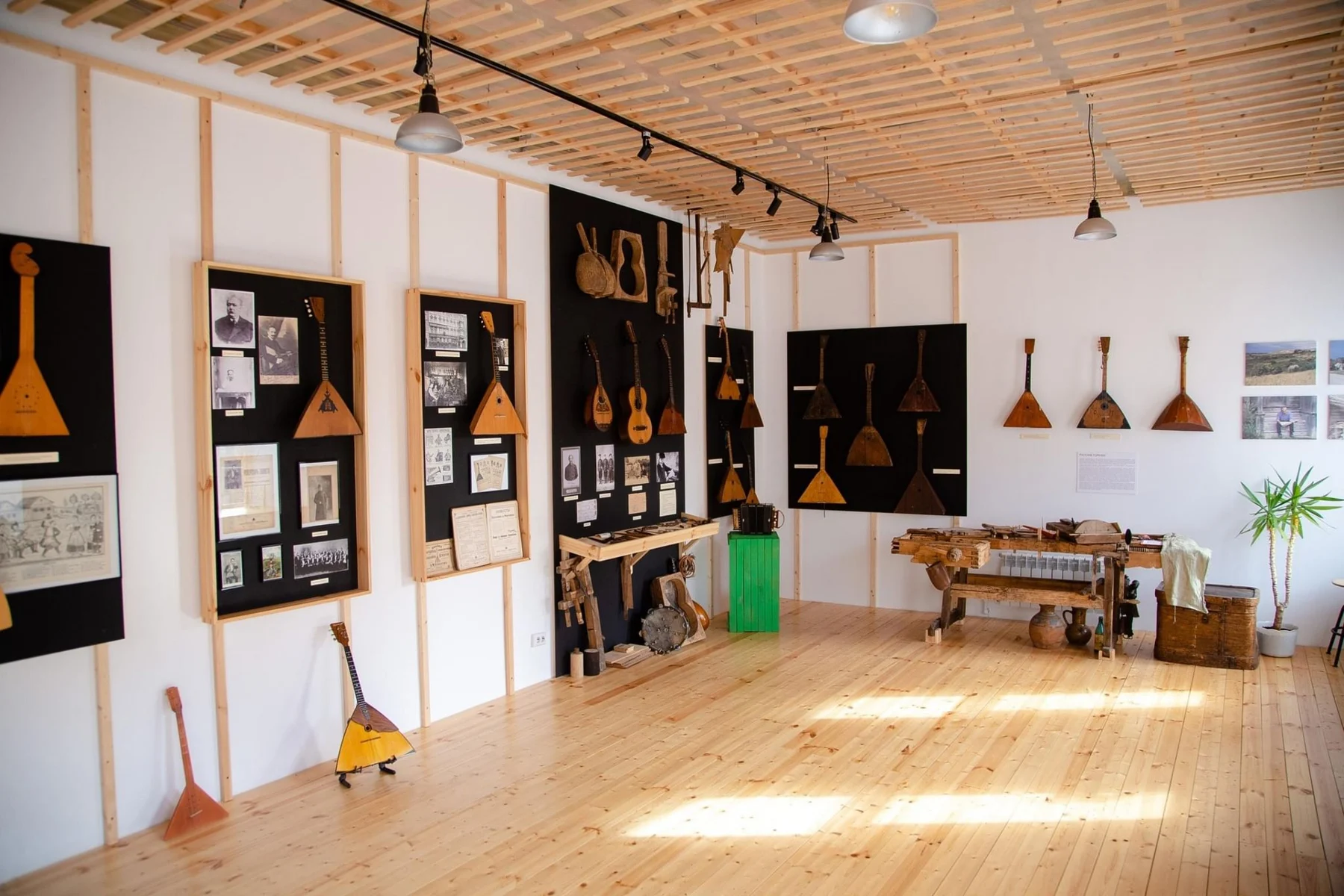 Народные инструменты в Музее балалайки