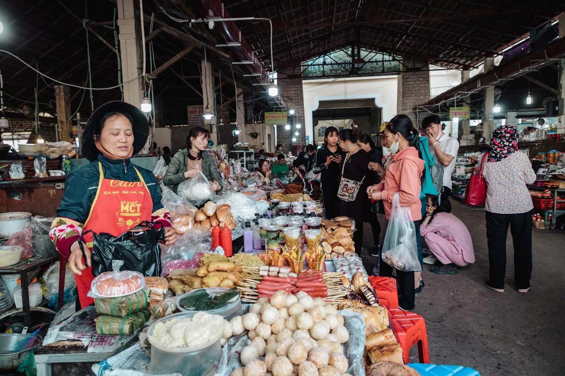 Продуктовый прилавок городского рынка Сапы