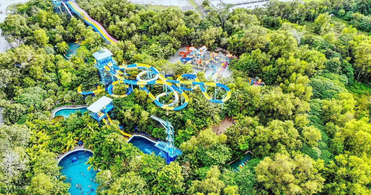 Водные горки ESCAPE Penang среди леса