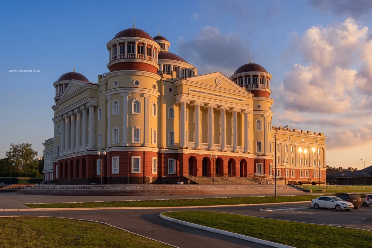 Музей имени Воронина в вечернем свете