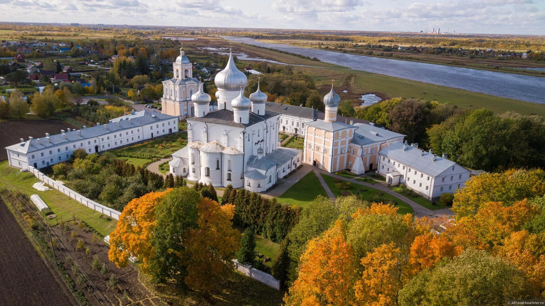 Хутынский монастырь осенью с высоты