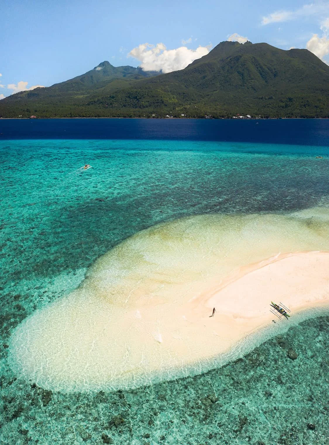 White Island: светлая коса и горы Камигина