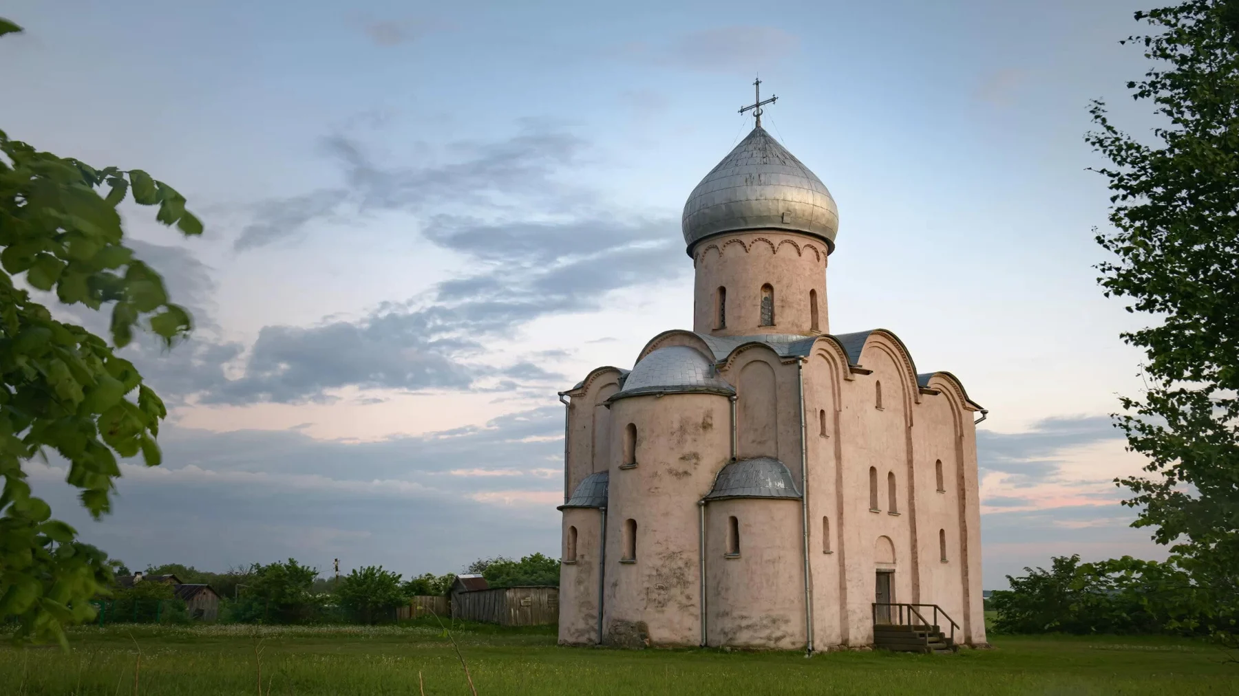 Церковь Спаса на Нередице в вечернем свете