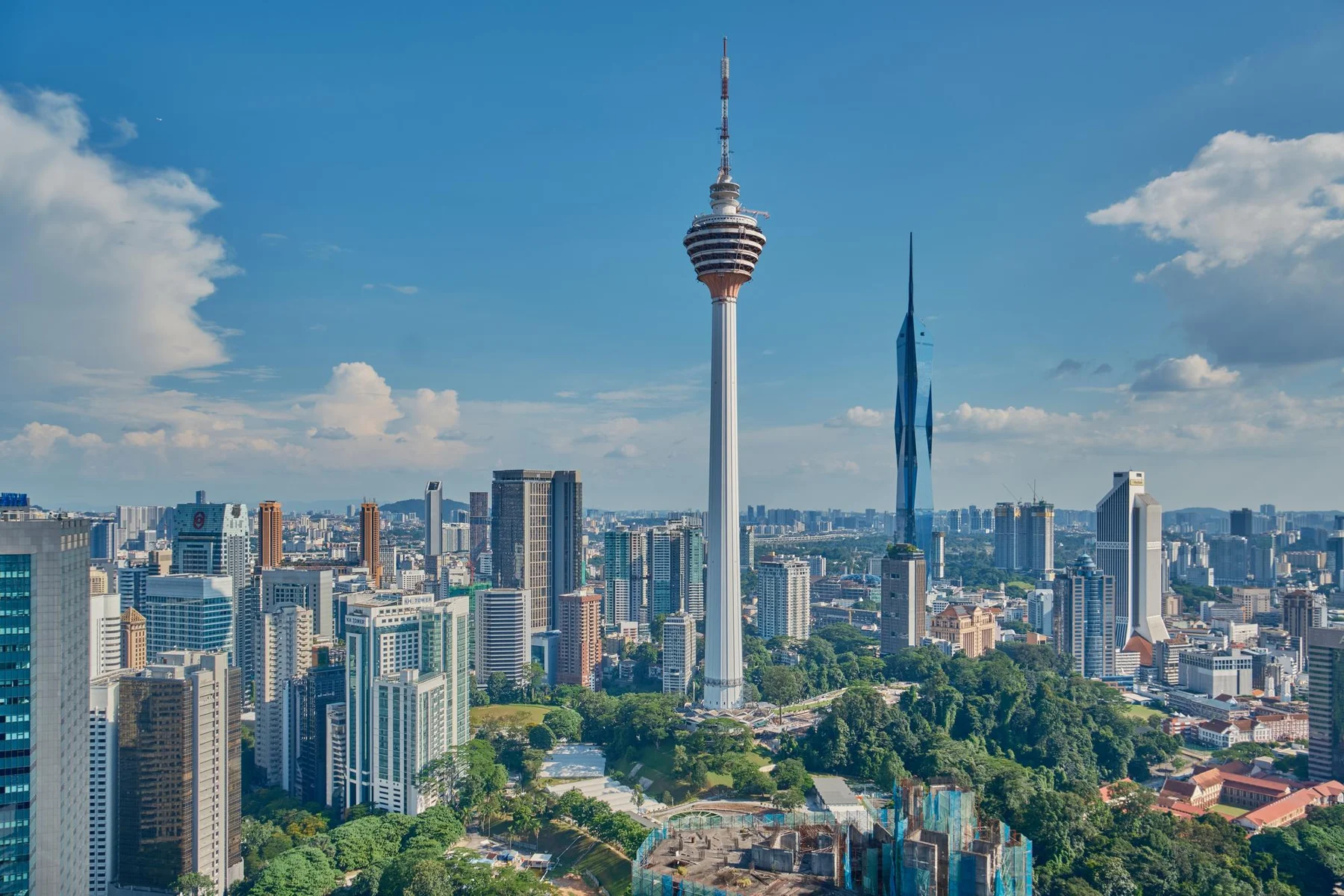 Менара KL над городскими кварталами