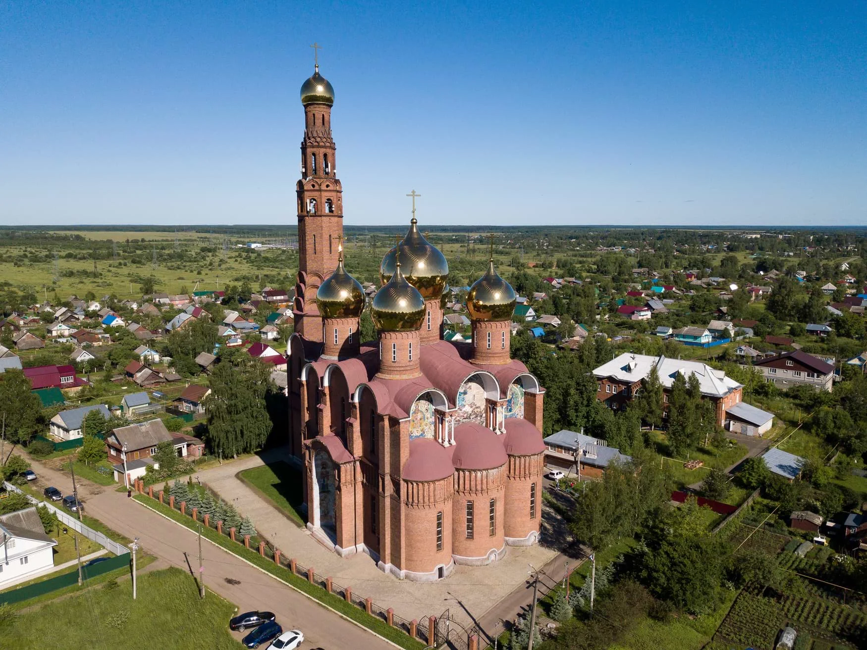 Красная церковь в городской застройке Вичуги