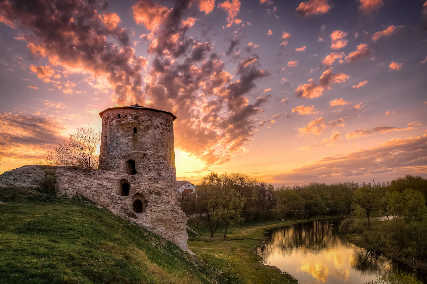 Гремячая башня и Пскова на закате