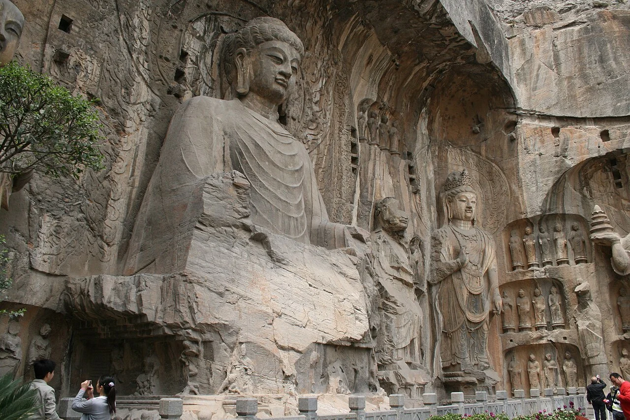 Гроты Лунмэнь из Лояна: каменные Будды по двум берегам реки — фото 1