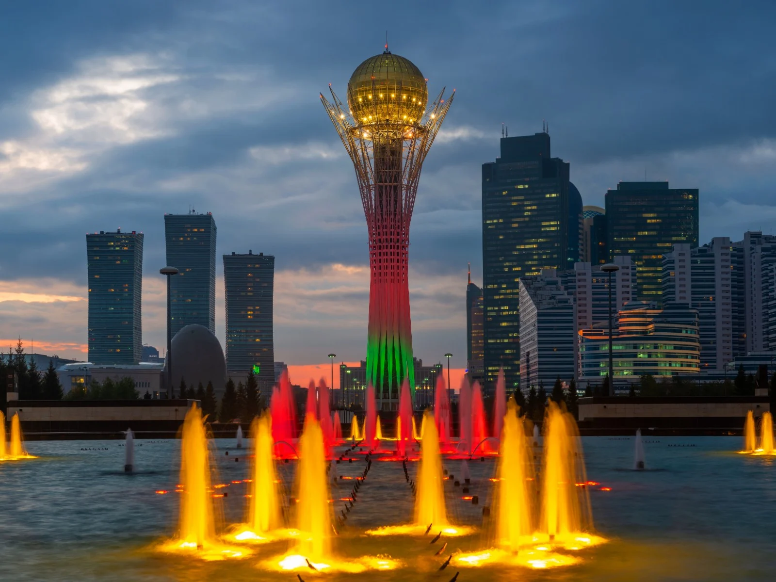 Байтерек в Астане: подъём, обзорная площадка и прогулка по бульвару — фото 1