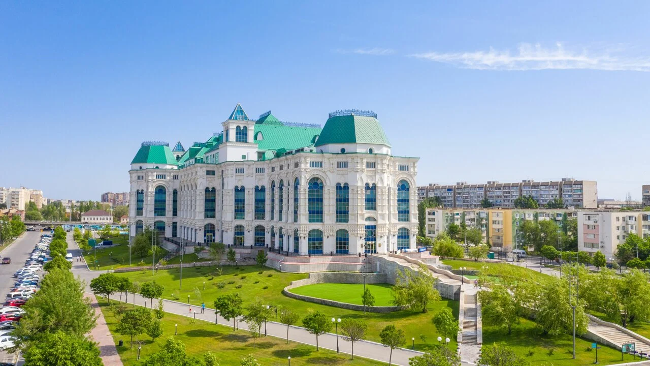 Театр оперы и балета среди городского парка