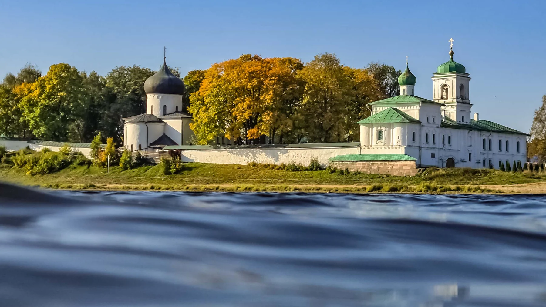 Мирожский монастырь со стороны реки