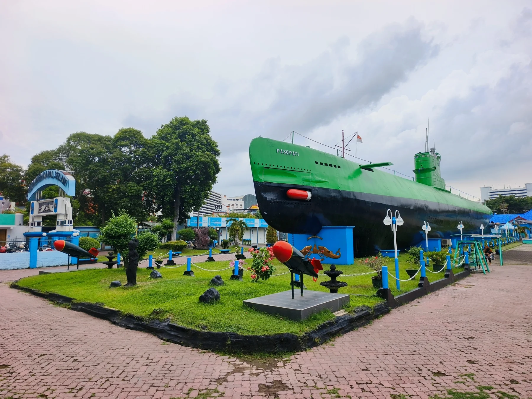 Подводная лодка KRI Pasopati 410 в центре Сурабаи