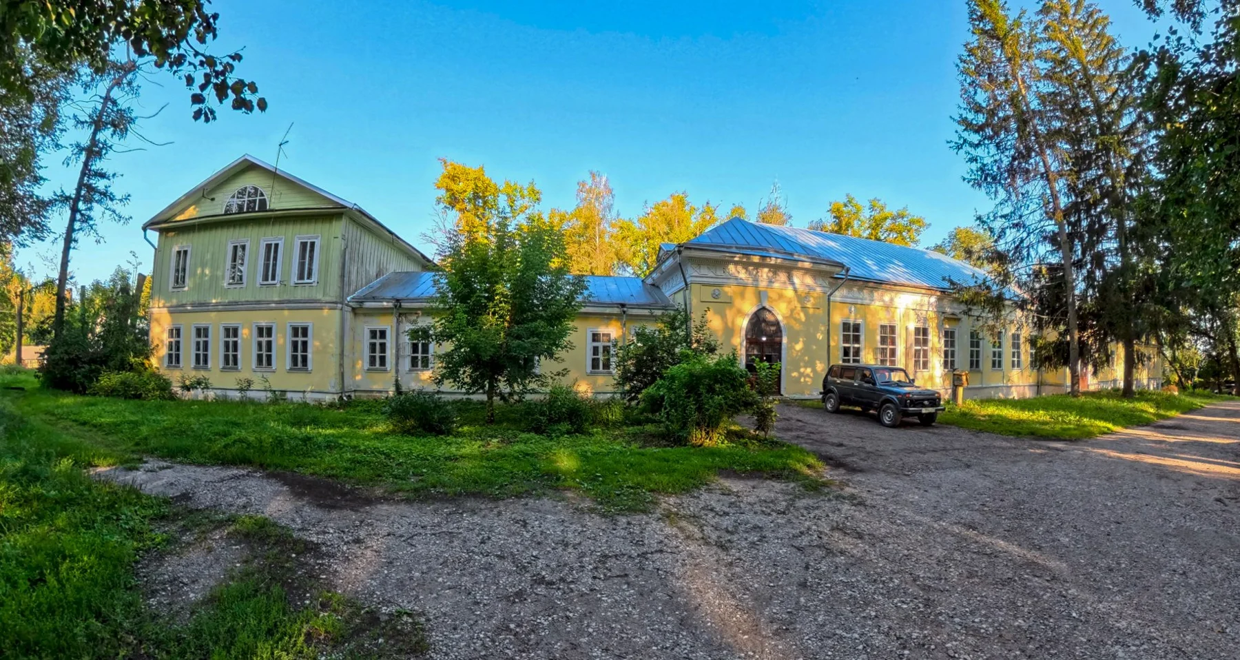 Усадебный дом Хомяковых осенью