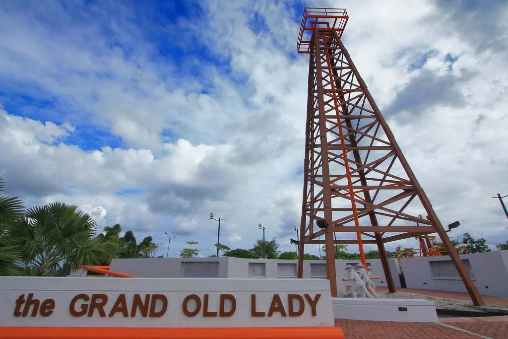 Grand Old Lady — памятная нефтяная вышка на Канада-Хилл