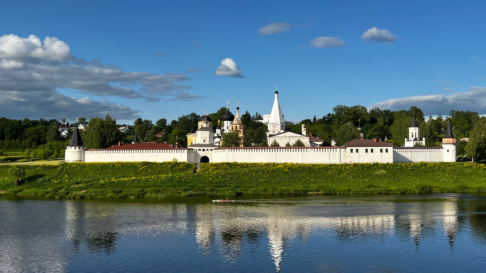 Старица за день: монастырь, белый камень и берега Волги — фото 1