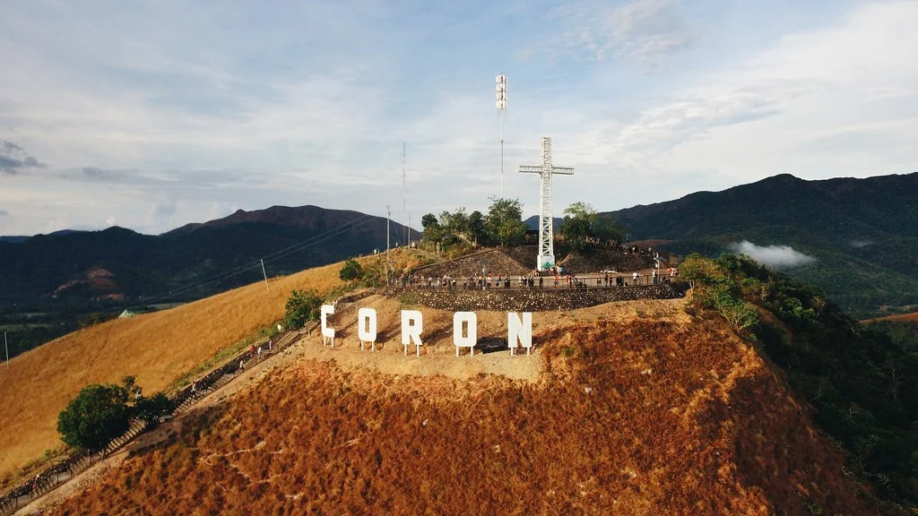 Крест и буквы CORON на горе Тапьяс