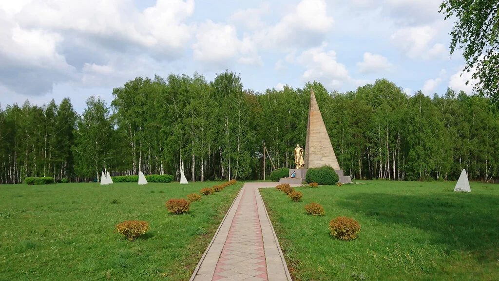 Центральная дорожка Кривцовского мемориала