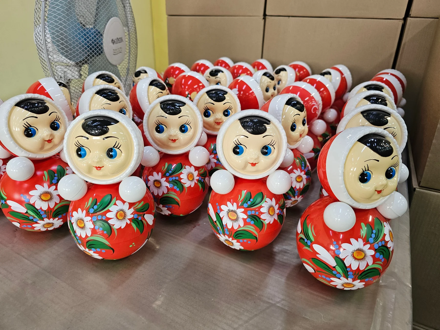 Ряды котовских неваляшек